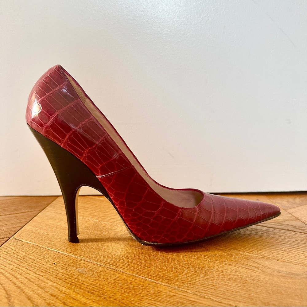 Gianfranco Ferré red crocodile pattern leather high heel pumps EU 38 US 8